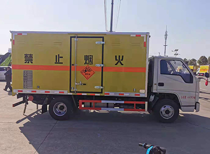 鹰手营子矿爆破器材运输车工人安全操作规范与智能技术保障
